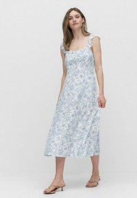 Sukienka maxi w kwiatowy wzór w białym i jasnoniebieskim kolorze, z falbanastymi rękawami i dopasowanym gorsetem, z luźną spódnicą i długością do kostek.