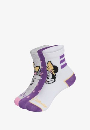 Set aus drei Socken in verschiedenen Farben: Weiß, Lila und Grau. Jede Socke hat einzigartige Muster, darunter einen grafischen Druck und Herzmuster.