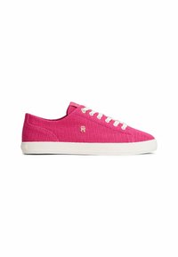 Baskets basses en tricot rose vif avec lacets blancs, semelle blanche et petit logo doré sur le côté.