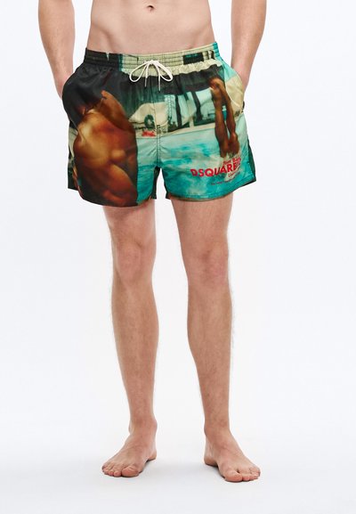 Shorts de bain pour hommes avec un imprimé photographique coloré, taille réglable avec cordon de serrage et maintien sécurisé. Le matériau semble léger et à séchage rapide.