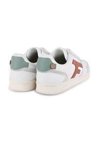 Sneaker bianche con tomaia in pelle liscia, dettagli in pelle verde e logo marrone sul lato. Cuciture texturizzate e suola in gomma.