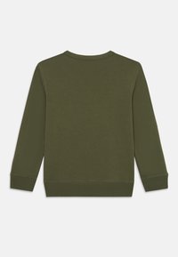 Felpa verde oliva, in misto cotone, design a girocollo, maniche lunghe, polsini e orlo a costine, texture liscia, senza motivi o grafiche visibili.