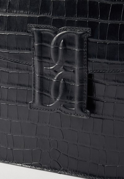 Borsa in pelle nera con stampa a coccodrillo, caratterizzata da un logo in rilievo prominente, superficie liscia e dettagli di cucitura precisi.