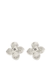 Sølvøreringe i blomstermotiv med fire kronblade, der har en struktureret overflade og en stiftbagning for sikker bæring.