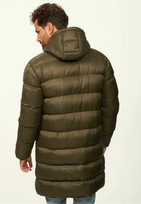 Olivgrüner gepolsterter Mantel mit Kapuze, der horizontale gesteppte Segmente und eine glatte, glänzende Textur aufweist. Lange Ausführung mit dehnbaren Bündchen.