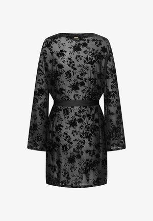 Czarna koronkowa szlafrok w kwiaty z długimi rękawami, z paskiem w talii i przezroczystą teksturą. Posiada kwiatowy wzór w ciemniejszym odcieniu wpleciony w całość.