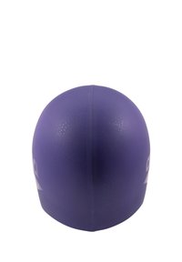 Lilla svømmehætte med en glat mat overflade, rund form og små ventilationshuller. Har branding på den ene side.