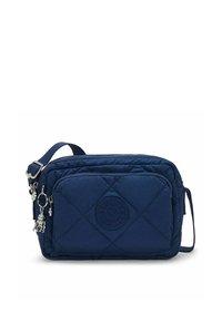 Borsa a tracolla in tessuto trapuntato blu navy con chiusura a zip, tasca frontale, logo circolare e ciondoli decorativi in argento attaccati al cursore della zip.