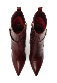 Stivaletti in pelle bordeaux con punta affilata, dotati di dettagli in zip dorata e design con risvolto. Texture liscia su tutta la superficie.