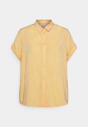 Jasnożółta koszula na krótkie rękawy, zapinana na guziki, z kołnierzykiem i podwiniętymi mankietami, pokazana na jednolitym białym tle.