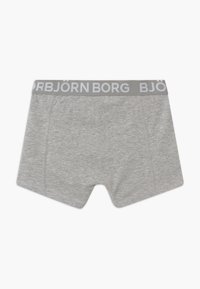Sive boxer hlače iz mehkega materiala, z širokim elastičnim pasom, na katerem je v belih črkah natisnjeno "BJÖRN BORG". Standardna prileganje in brezšiven dizajn.