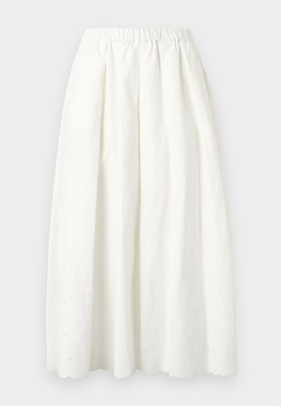 Λευκή φούστα μέχρι τον αστράγαλο με ελαστική μέση, ελαφριές πτυχώσεις και διακριτική ανθική κεντητική κοντά στο σκαλονανά επίπεδο άκρο.