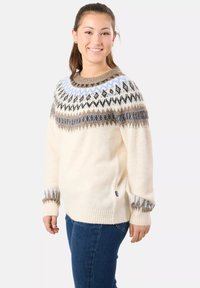 Weißer Wollpullover mit geometrischen Mustern in Grau, Braun und Blau. Er hat einen Rundhalsausschnitt sowie gerippte Bündchen und Saum und eine lockere Passform.