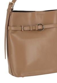 Borsa sintetica beige con texture liscia, dettaglio di cintura decorativa e ferramenta circolare in tonalità oro; dotata di tracolla regolabile.