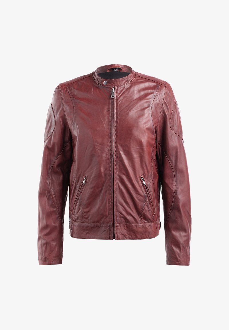 Rode leren jack met een opstaande kraag, ritssluiting en twee zijzakken. Bevat subtiele stikseldetails en een gladde textuur.