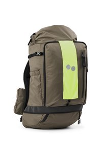 Khakifarbener Rucksack mit abnehmbarem Deckel, ausgestattet mit einem leuchtend gelben reflektierenden Streifen, mehreren Fächern und schwarzen Akzenten für Strapazierfähigkeit.