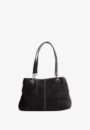 Borsa a tracolla in suede nero con due manici in pelle nera, hardware in argento e cuciture bianche. Texture morbida e forma ampia e arrotondata.