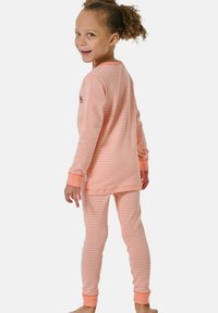 Completo pigiama a righe arancione chiaro con maniche lunghe e pantaloni aderenti. Presenta polsini a coste e un piccolo design sulla manica.