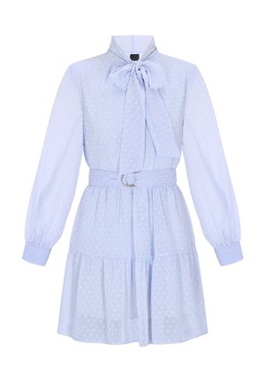 Vaaleansininen mekko, jossa on pilkullinen kuvio, korkea kaulus, pitkät hihat ja rusetti. Mekossa on vyötäröllä vyö, jossa on hopeasarani.