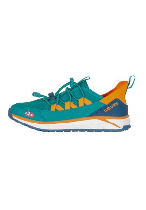 Kindersportliche Sneaker in Türkis und Orange mit elastischen Schnürsenkeln, Zuglasche, norwegischer Flaggen-Detail und Trollkids-Logo an der Ferse.