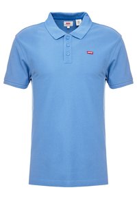 Polo bleu clair en coton, avec un col classique, trois boutons et un petit logo rouge Levi's sur la poitrine.
