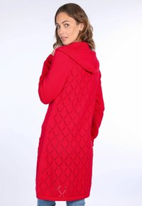 Rote Kapuzenjacke mit einem strickartigen Diamantmuster, langen Ärmeln und Seitentaschen. Lässiges, knielanges Design.