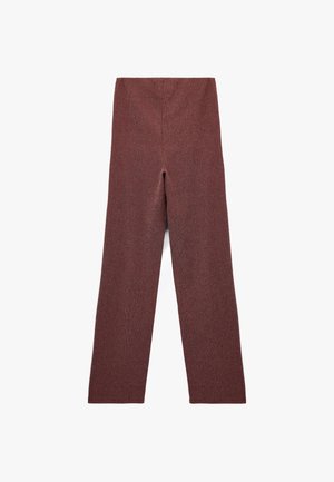 Laadukkaat leveälahkeiset housut tekstuurilla burgundin värissä, korkealla vyötäröllä ja sileällä pinnalla, ilman näkyviä kiinnityksiä tai taskuja.