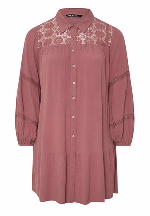 Roze blouse met knoopsluiting en kraag, met kantdetails op de schouders en geplooide mouwen. Zacht materiaal met een vloeiende vorm.