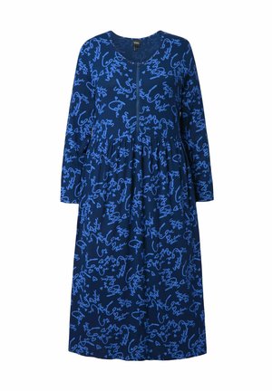 Niebieska bawełniana sukienka z długimi rękawami i okrągłym dekoltem. Posiada marszczony pas i powtarzający się wzór białego, odręcznego pisma na całej powierzchni.