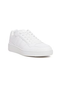 Sneaker atletici bianchi realizzati in materiale sintetico liscio, con suola ammortizzata, design con lacci e sottili accenti laterali.