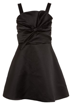 Vestido de cóctel sin mangas de satén negro, con tirantes anchos, corpiño ajustado y un gran lazo decorativo en la parte frontal.