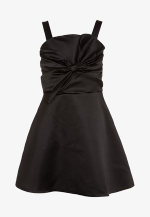 Czarna koktajlowa sukienka bez rękawów z satyny, z szerokimi ramiączkami, dopasowaną górą i dużą kokardą z przodu.