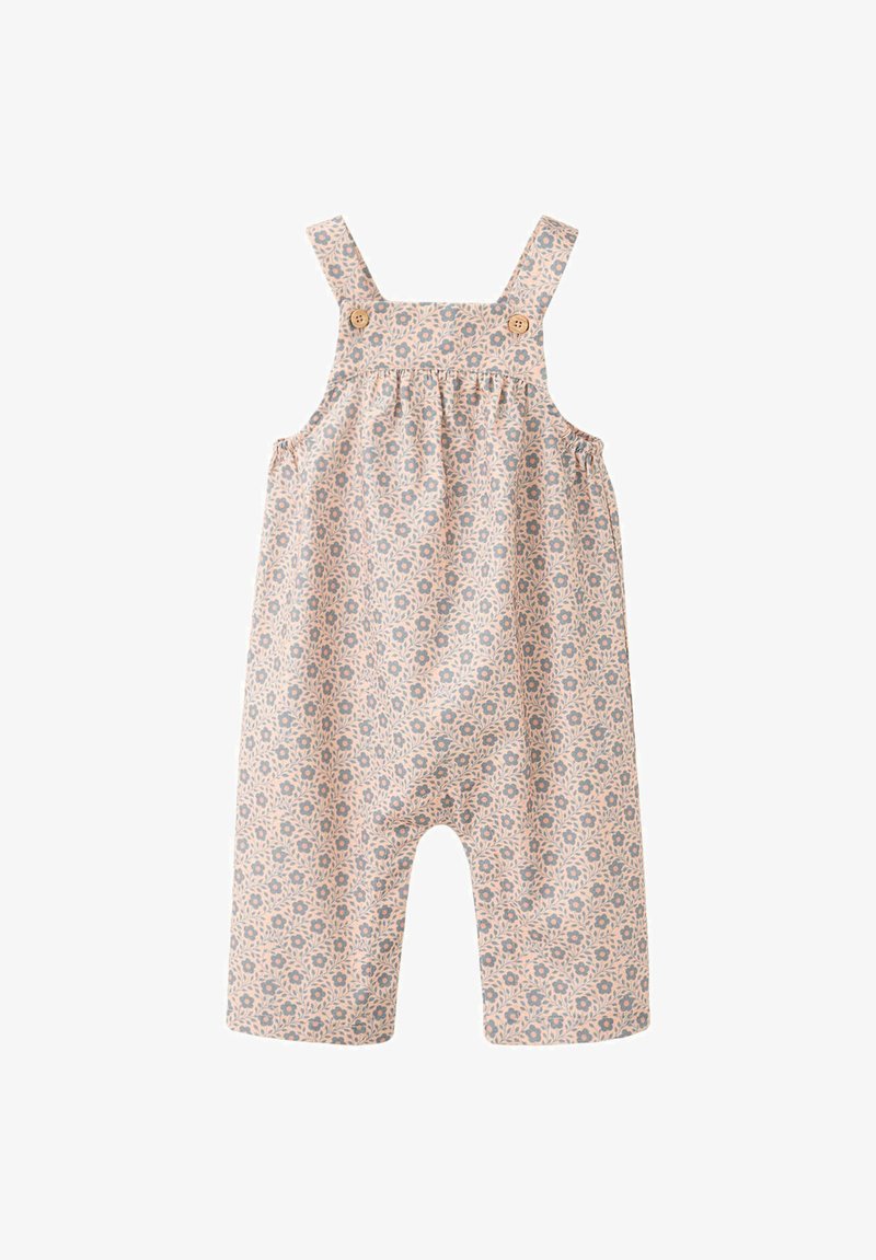 Salopette bébé rose clair avec petit motif floral gris, bretelles boutonnées et coupe large au niveau des jambes.