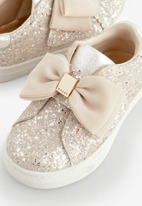 Baker by Ted Baker Topánky so zapínaním na suchý zips - ivory