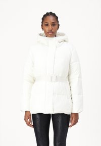 Hvid pufferjakke med høj krave, bælte i taljen og to frontlommer. Glat tekstur med en blank finish. Inkluderer en hætte.