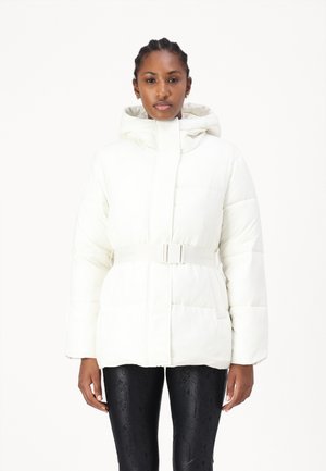 Chaqueta tipo plumas blanca con un cuello alto, cintura ceñida y dos bolsillos frontales. Textura suave con un acabado brillante. Incluye capucha.