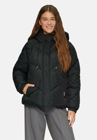 Schwarze Daunenjacke mit Kapuze, mit gesteppten Details, elastischen Bündchen, verstellbaren Kordeln und Seitentaschen. Leichtes Material.