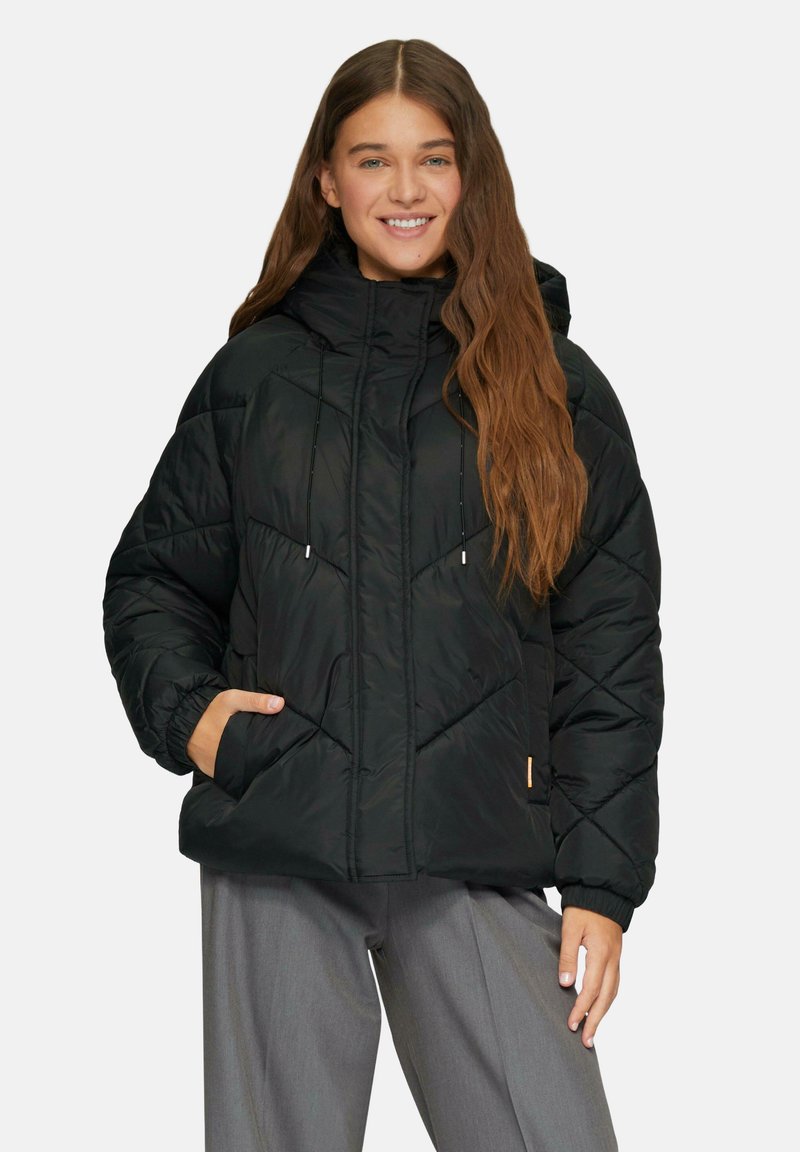Schwarze Daunenjacke mit Kapuze, mit gesteppten Details, elastischen Bündchen, verstellbaren Kordeln und Seitentaschen. Leichtes Material.