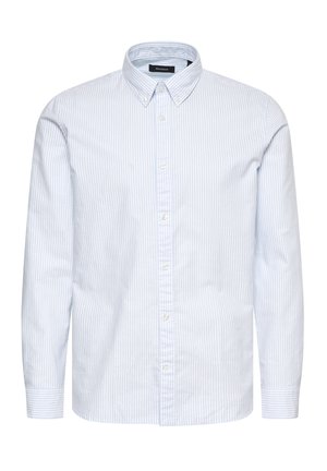 Camisa de botones de manga larga en azul claro con rayas verticales blancas. Presenta un cuello puntiagudo y cierre frontal con botones. Material de algodón.
