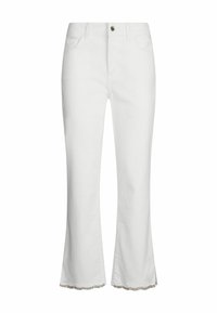 Jeans en denim blanc avec une coupe droite et une bordure en strass argentés le long des bords festonnés de l'ourlet.