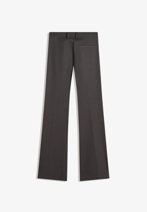 Pantaloni eleganți de culoare gri închis, croiți, cu un singur buzunar cu clapetă în spate, cu buzunare pentru curea și croială dreptă la picior, așezați pe o suprafață albă.