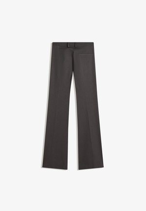 Pantaloni eleganți de culoare gri închis, croiți, cu un singur buzunar cu clapetă în spate, cu buzunare pentru curea și croială dreptă la picior, așezați pe o suprafață albă.