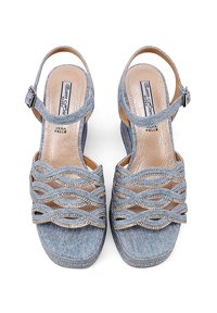 Sandali open-toe in denim con dettagli argentati a motivo ondulato, cinturino alla caviglia regolabile e soletta in pelle marrone chiaro. Design a punta quadrata.