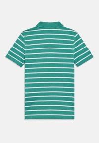 Πράσινο πόλο με λευκές οριζόντιες ρίγες, κοντά μανίκια και κλασικό γιακά. Υλικό από βαμβάκι με λεία υφή και ραμμένο τελείωμα.