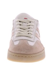 Weiße Sneaker mit beigen Wildlederakzenten, strukturiertem Gummi-Ausgang und Baumwollschnürsenkeln. Verfügt über zwei beigen Streifen an den Seiten.