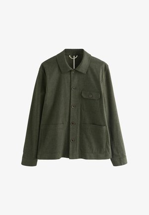 Olivovo zelená košeľa s golierom, jedným zapínacím vreckom na hrudi a dvoma nižšími prednými vreckami.