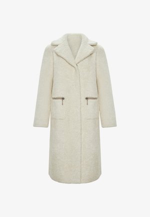 Cappotto lungo di lana color crema con ampie revers, maniche lunghe e due tasche frontali con zip.