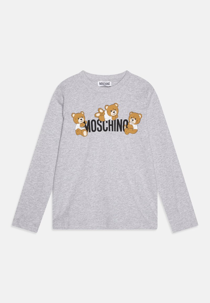 Szürke, hosszú ujjú póló, amelyen három mackó illusztráció látható, és a "Moschino" márkanevének vastag fekete betűkkel történő felirata fut a mellkas felett.