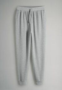 Világosszürke, gofrómintás szabadidőnadrág elasztikus derékpánttal, állítható húzózsinórral és lefelé szűkülő szegélyekkel, egyszínű háttér előtt.