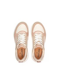 Zapatillas de deporte en rosa claro y crema con detalles perforados, cordones blancos, cuello acolchado y logotipo marrón en la plantilla. Materiales suaves de textil y cuero.